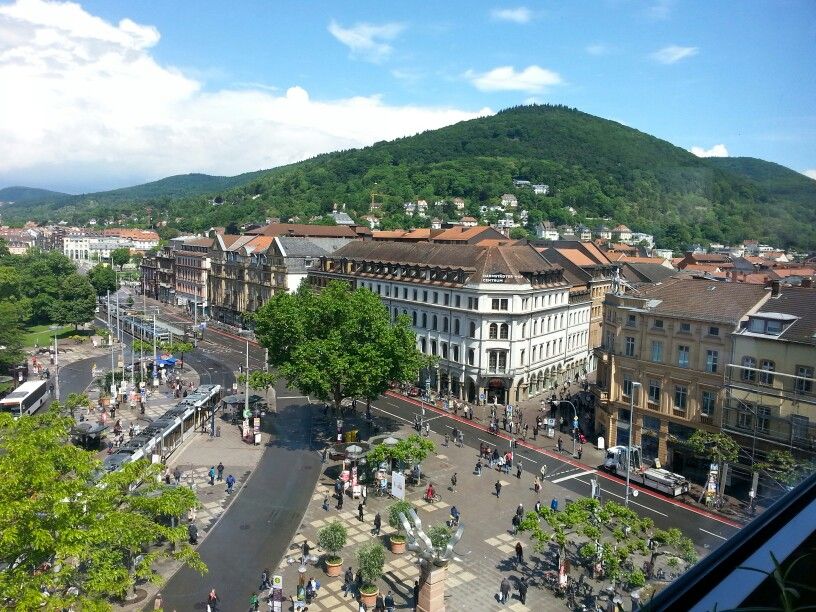Bismarckplatz - Heidelberg'de hemen her toplu ulaşım aracının geçtiği bir meydan. Aktarma yapmak için sıkça kullanacağınız kesin.