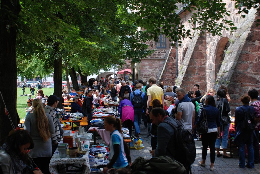 Heidelberg kampüs bit pazarı - Marstallhof'ta kuruluyor. Cumartesi günleri öğrenciler ücretsiz olarak sergi açıyorlar ve ihtiyaç dışı ürünlerini satıyorlar.